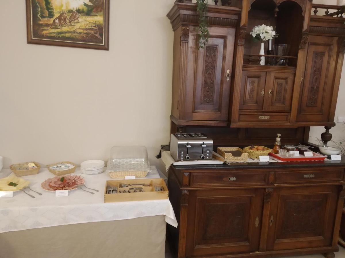 Pollushof Panzio Es Etterem Bed & Breakfast Csolnok Ngoại thất bức ảnh