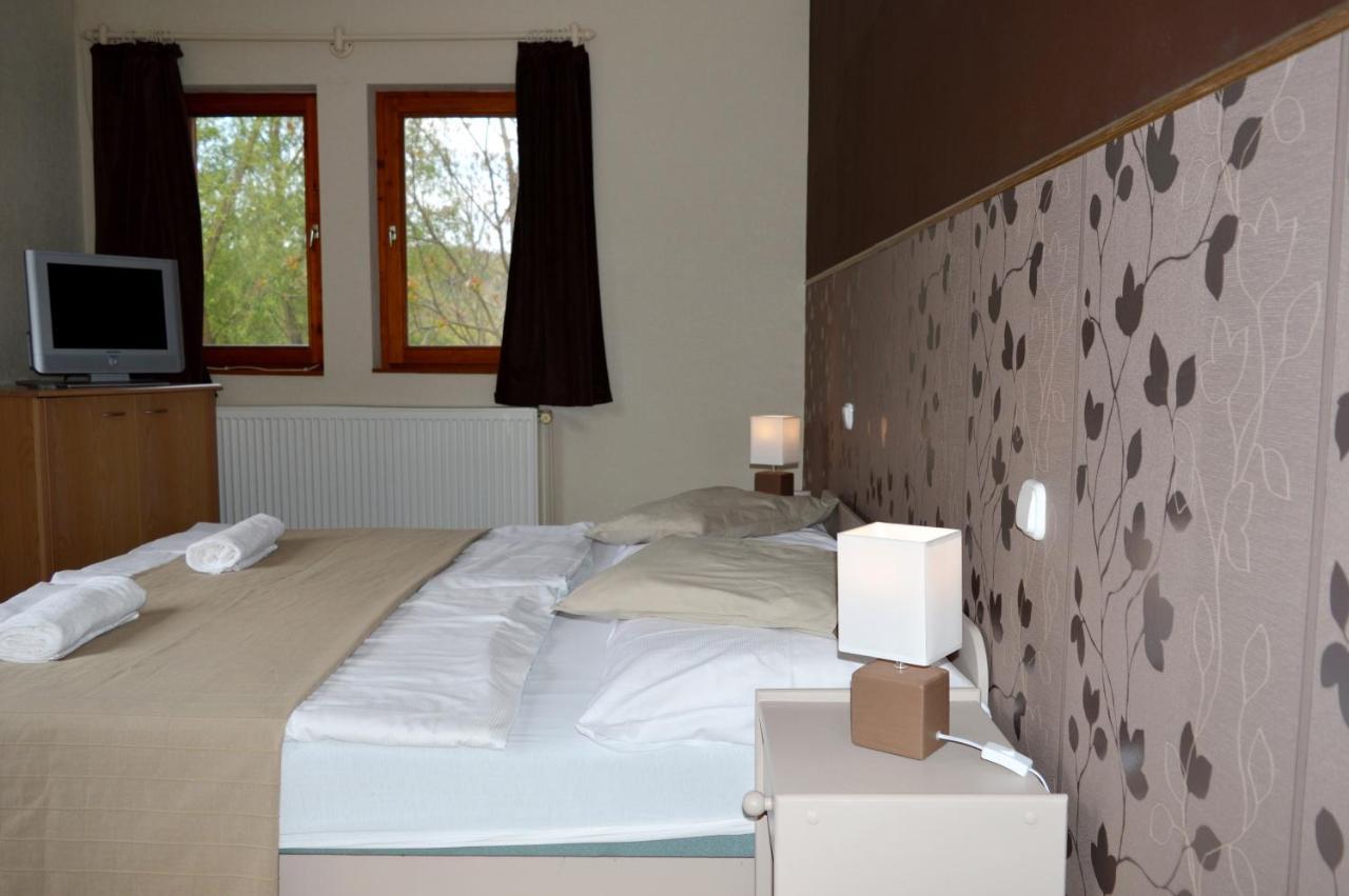 Pollushof Panzio Es Etterem Bed & Breakfast Csolnok Ngoại thất bức ảnh