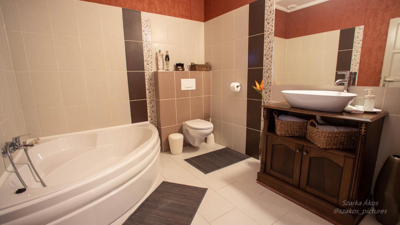 Pollushof Panzio Es Etterem Bed & Breakfast Csolnok Ngoại thất bức ảnh