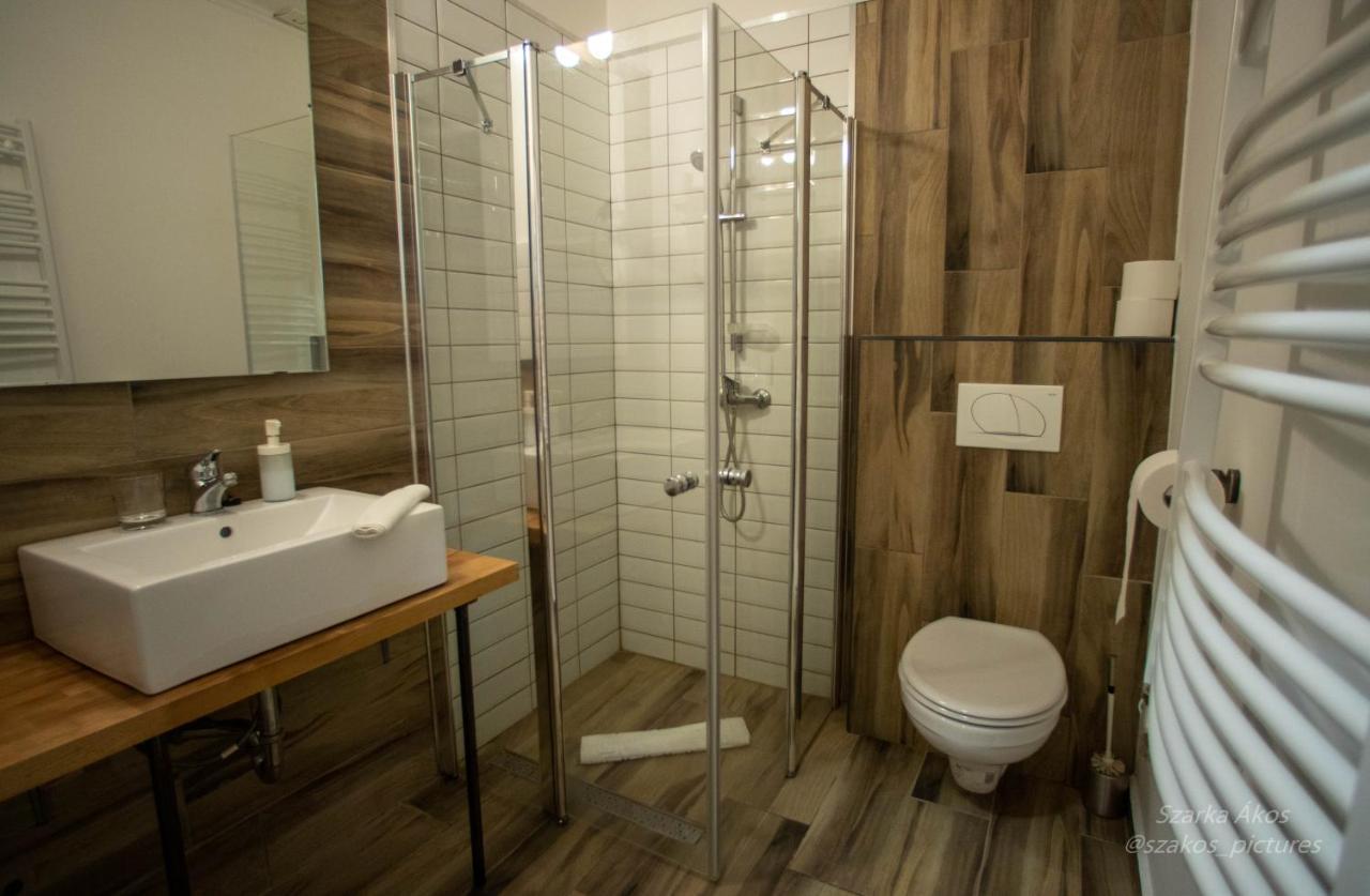 Pollushof Panzio Es Etterem Bed & Breakfast Csolnok Ngoại thất bức ảnh