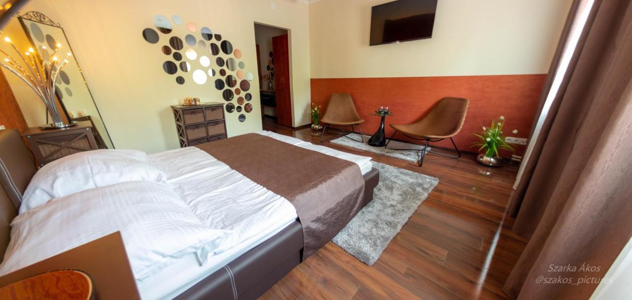 Pollushof Panzio Es Etterem Bed & Breakfast Csolnok Ngoại thất bức ảnh