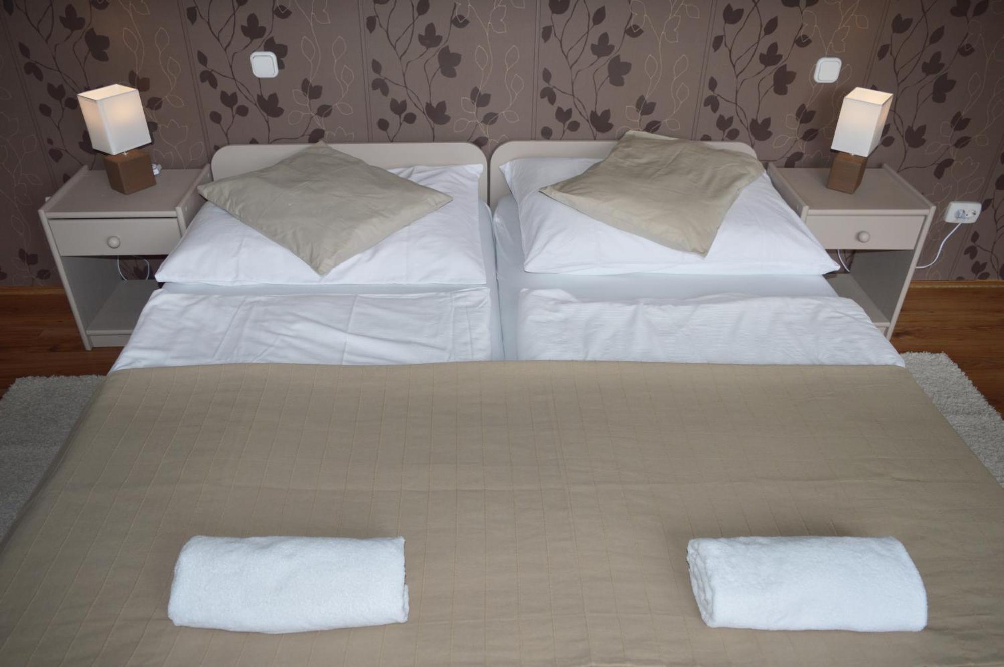 Pollushof Panzio Es Etterem Bed & Breakfast Csolnok Phòng bức ảnh