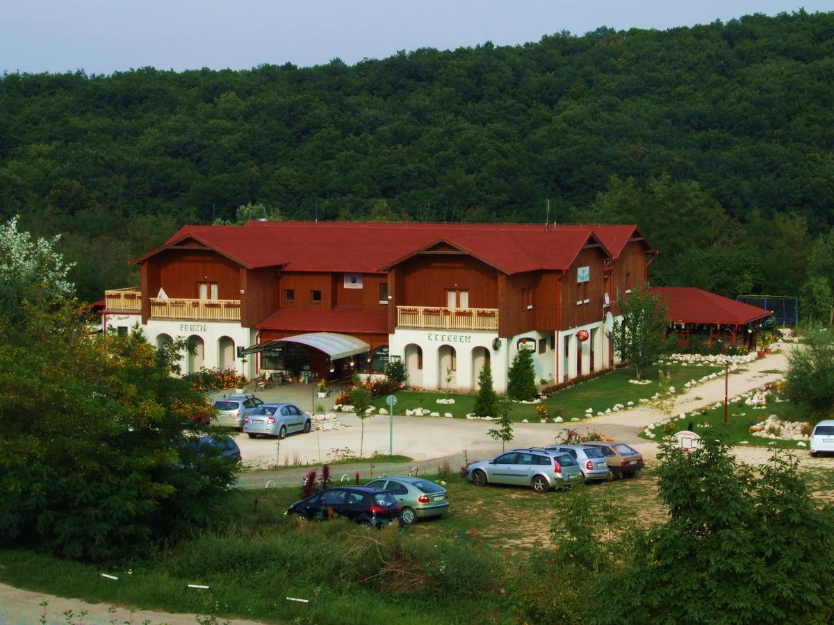 Pollushof Panzio Es Etterem Bed & Breakfast Csolnok Ngoại thất bức ảnh