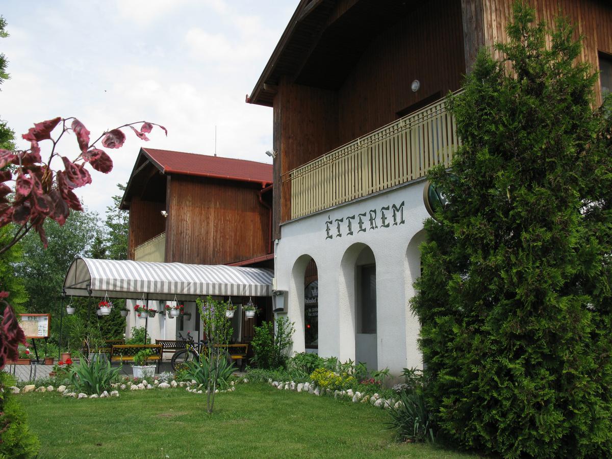 Pollushof Panzio Es Etterem Bed & Breakfast Csolnok Ngoại thất bức ảnh