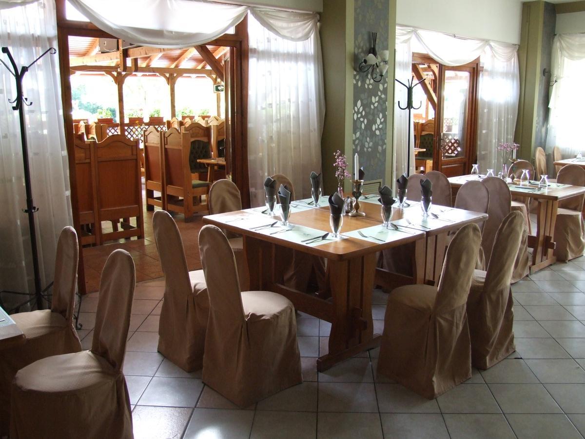 Pollushof Panzio Es Etterem Bed & Breakfast Csolnok Ngoại thất bức ảnh
