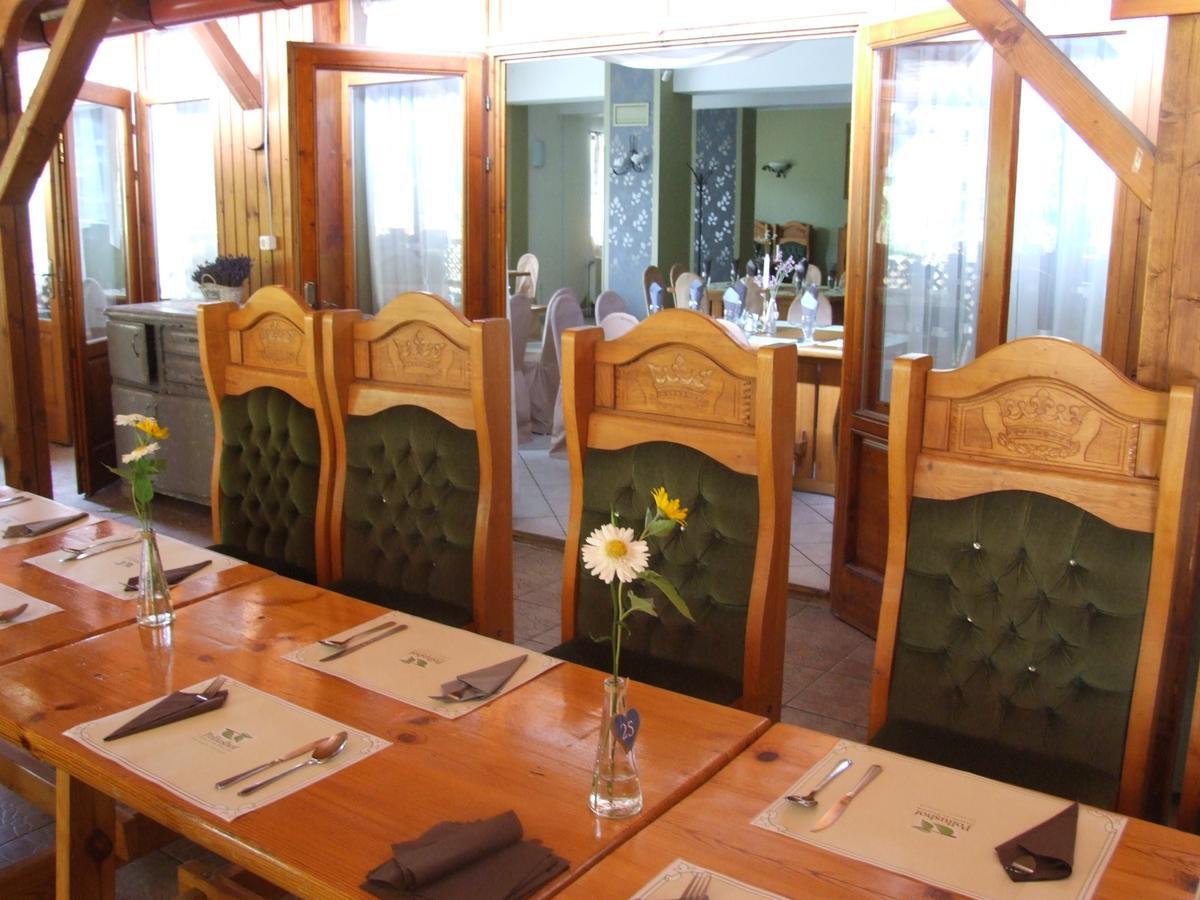 Pollushof Panzio Es Etterem Bed & Breakfast Csolnok Ngoại thất bức ảnh